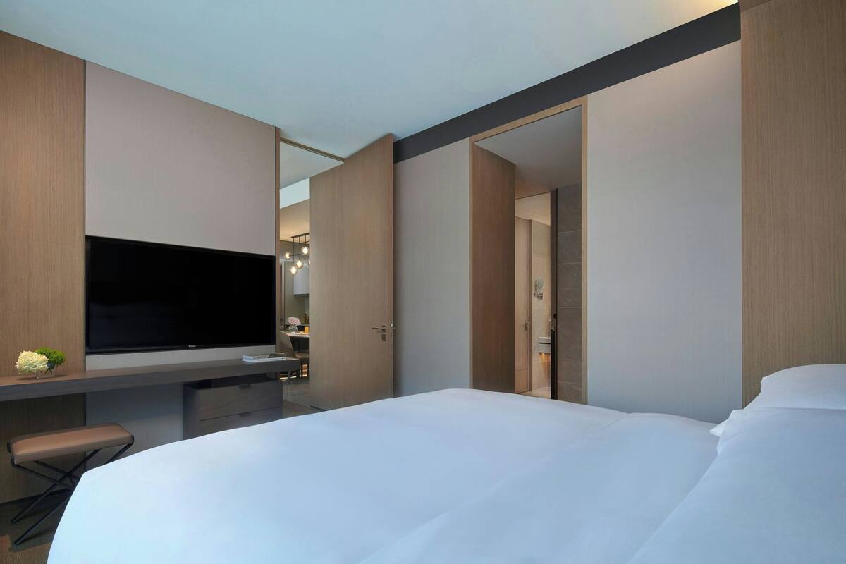 Habitación, 1 habitación, vista a la ciudad | Caja de seguridad en la habitación y escritorio