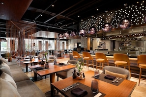 Spécialités Cuisine locale et internationale