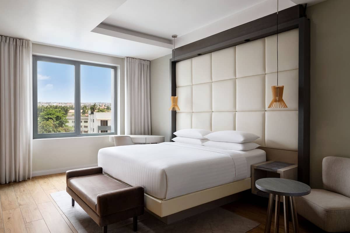 junior suite, 1 king bed, non smoking | 1 bedroom, in-room safe, desk, laptop workspace