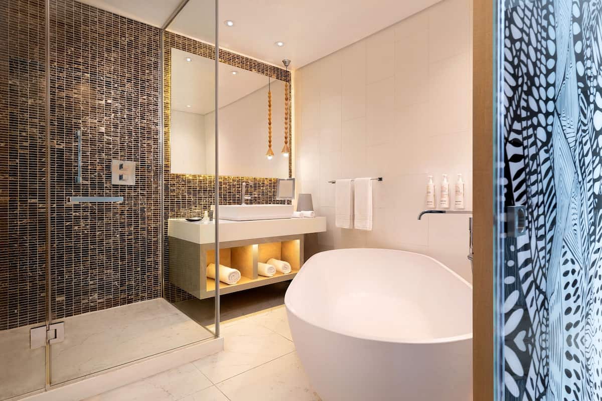 junior suite, 1 king bed, non smoking | bathroom | free toiletries, hair dryer, bathrobes, towels