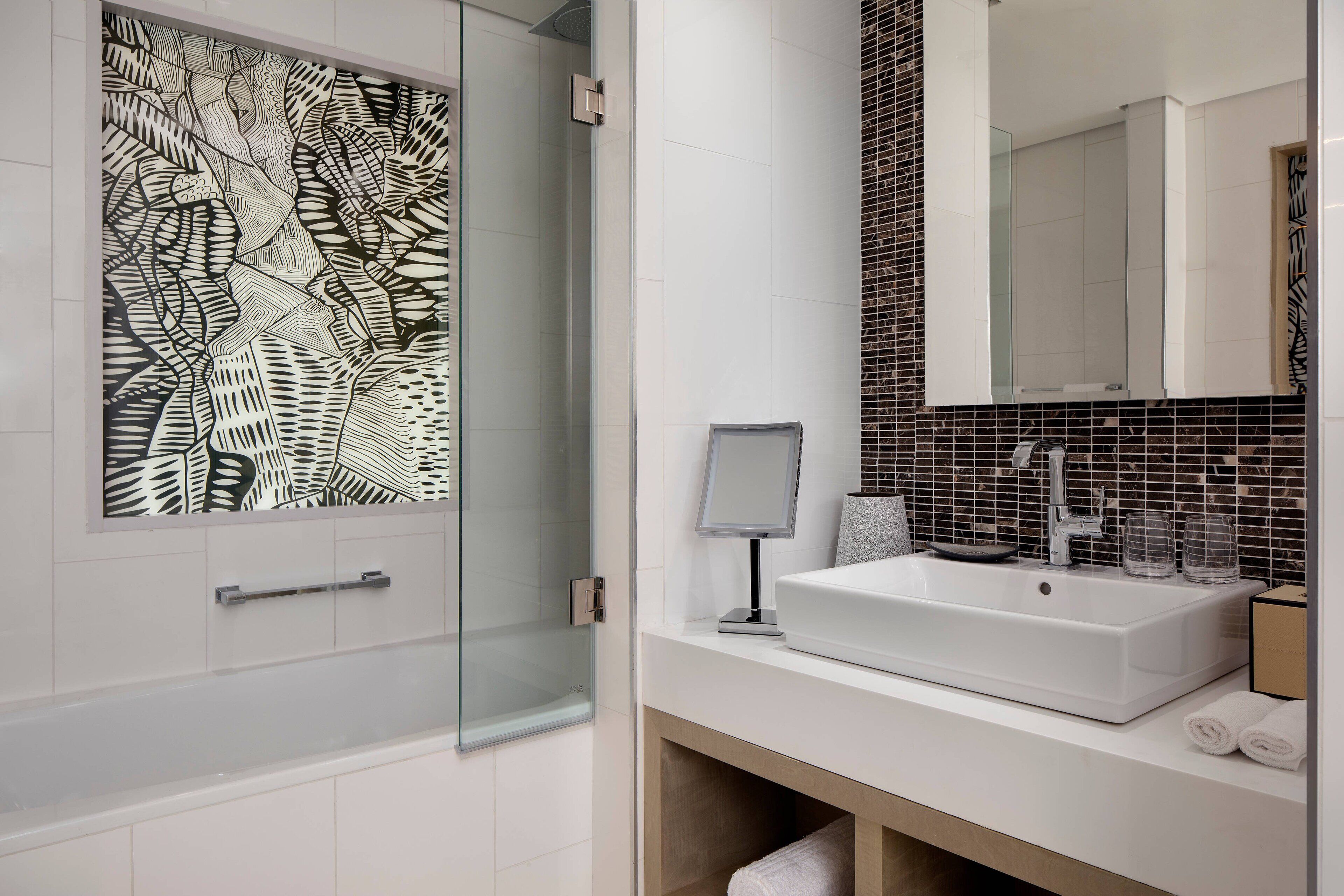 junior suite, 1 king bed, non smoking | bathroom | free toiletries, hair dryer, bathrobes, towels