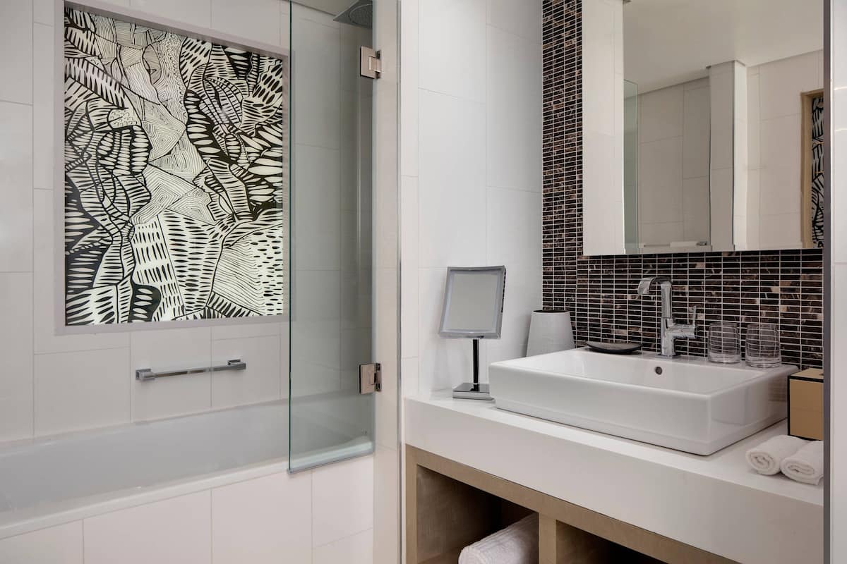 junior suite, 1 king bed, non smoking | bathroom | free toiletries, hair dryer, bathrobes, towels