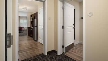 办公桌、笔记本电脑工作区、熨斗/熨衣板、免费婴儿床