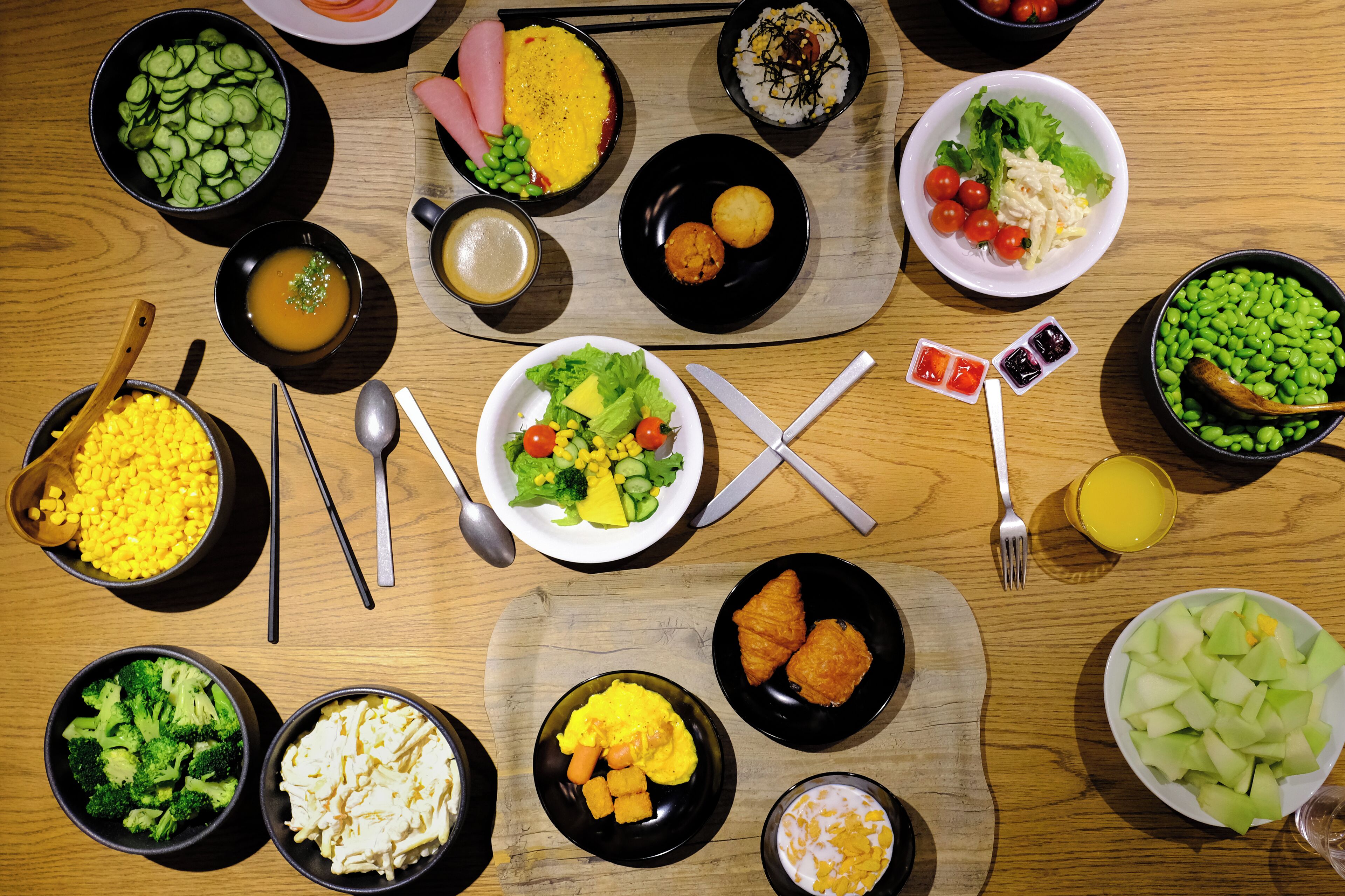 Daily buffet breakfast (JPY 2000 per person)