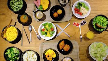 Daily buffet breakfast (JPY 2000 per person)