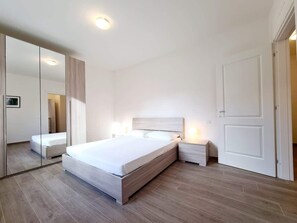 2 soverom, strykejern/-brett, reiseseng for barn og wi-fi (inkludert)