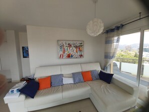 Televisio, kirjoja, stereot