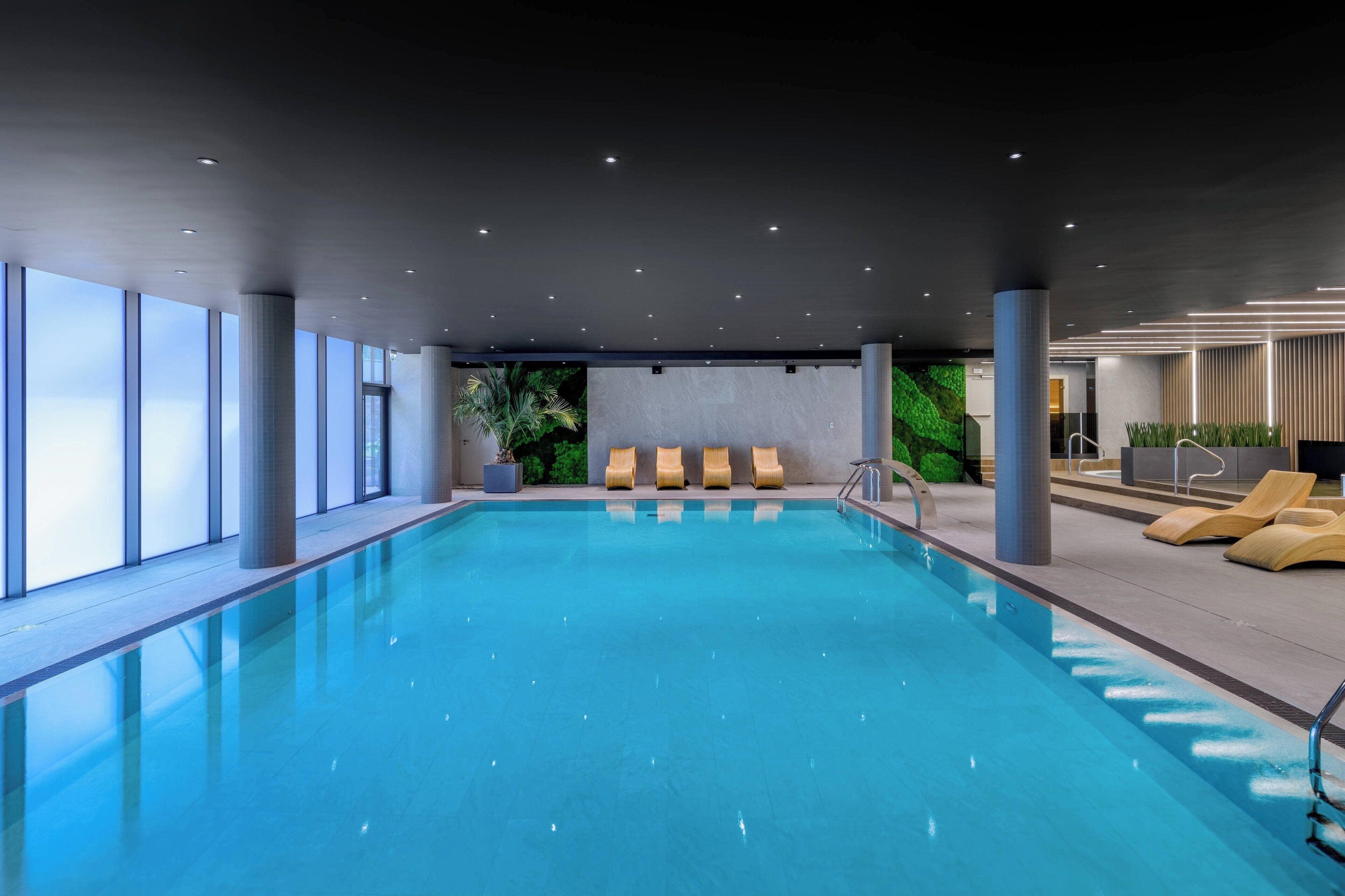 Kolam renang tertutup 