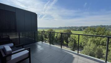 Hypo-allergenic bedding, in-room safe, desk, laptop workspace