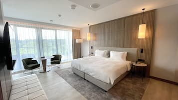 Superior Room, 1 Katil Kelamin (Double), Balcony | Peralatan tempat tidur hipoalergenik, peti besi dalam bilik, meja