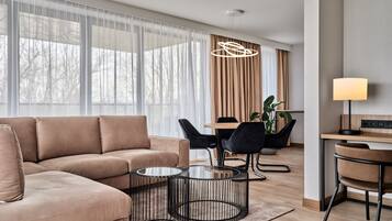 Peralatan tempat tidur hipoalergenik, peti besi dalam bilik, meja