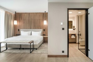 Hypo-allergenic bedding, in-room safe, desk, laptop workspace