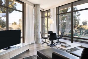 Chambre, 1 très grand lit, vue montagne (Corner) | Coin séjour | Télévision à écran plat de 55 pouces avec chaînes par câble, télévision