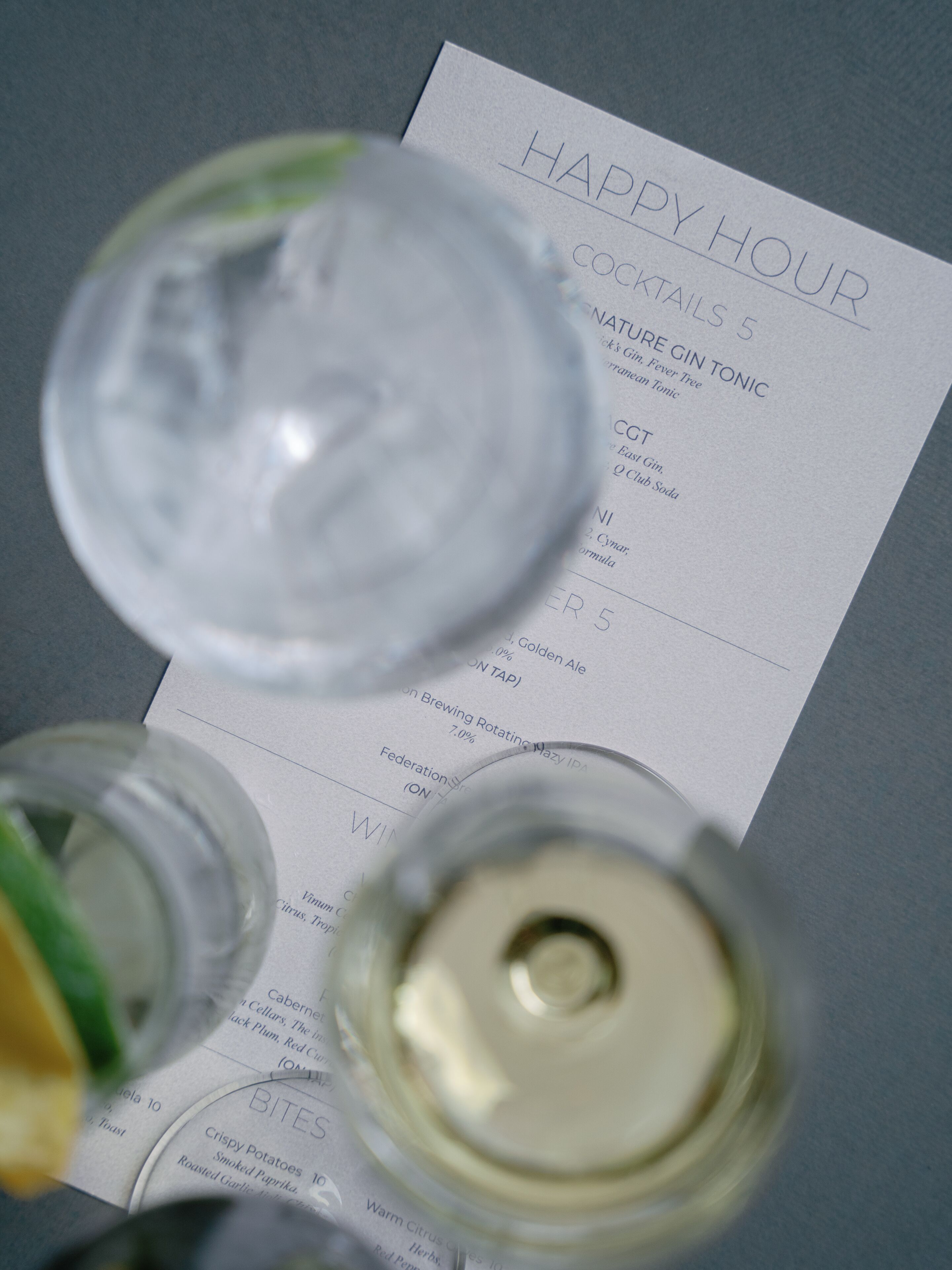 Un menú que muestra cócteles y bebidas, incluyendo 'Happy Hour Cocktails 5' y 'Cocktail Nature Gin Tonic'.