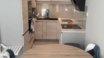 JÀÀkaappi, mikroaaltouuni, uuni, liesi