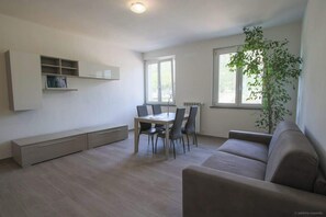 Télévision, livres, espaces bureaux