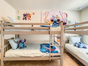 7 Schlafzimmer, Schreibtisch, Bügeleisen/Bügelbrett, Reisekinderbett