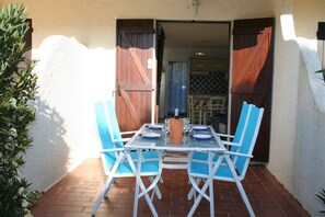 Outdoor dining - 300 m from beach and shops (CAVALAIRE SUR MER)