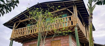 CABIN IN THE HEART OF THE COFFEE REGION, BETWEEN BANANA PLANTATIONS AND THE CRYSTALLINE RIVER.