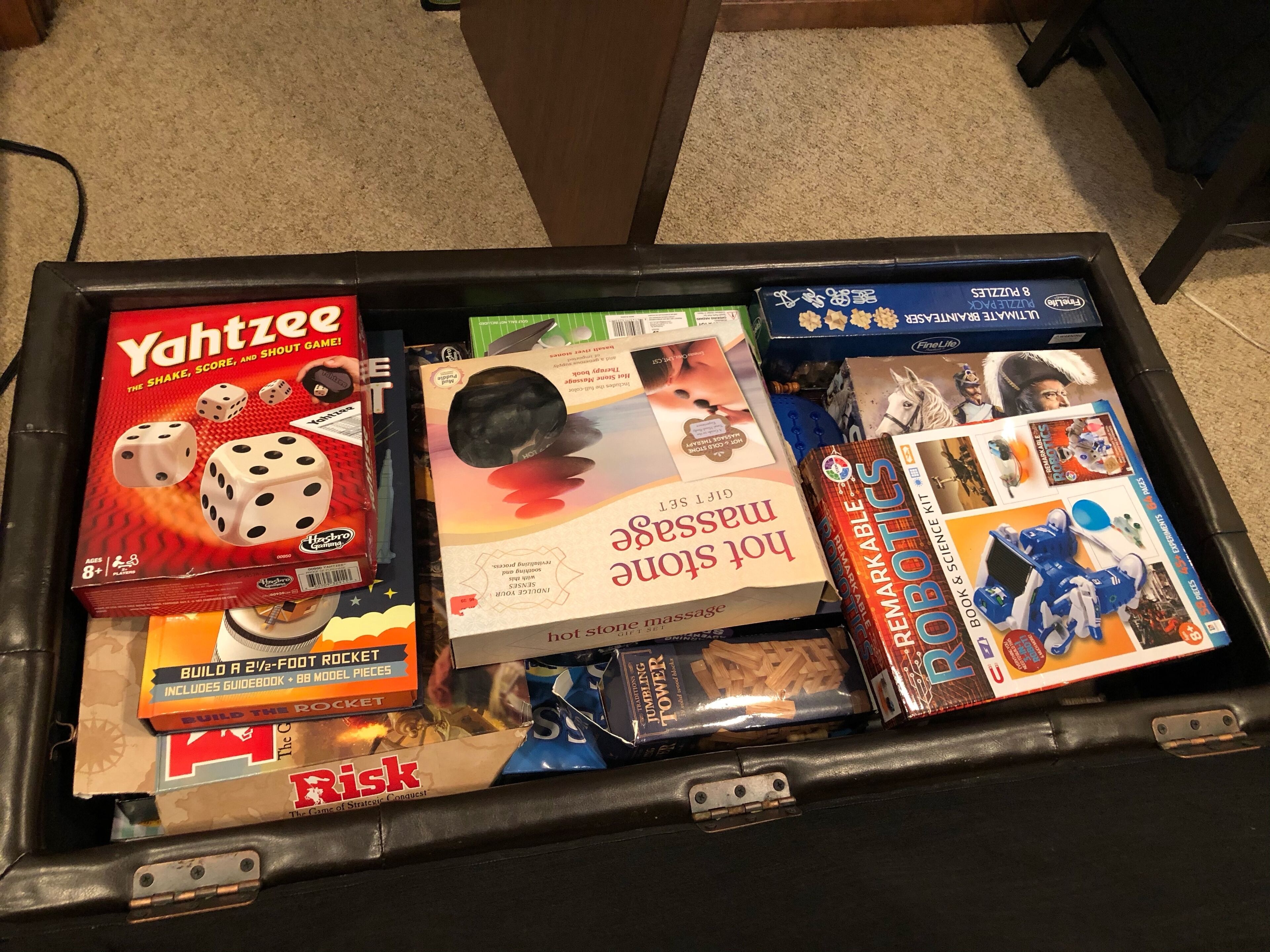 Ein Koffer voller verschiedener Brettspiele und Spielzeuge.