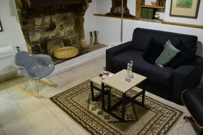 TV, fireplace - CASA MESSI IN VICOLO DELLA RIVOLTA 25 APT.5 (Pitigliano)