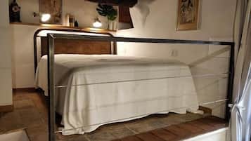 1 bedroom, free internet, bed sheets