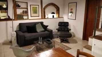 Una televisión, una chimenea