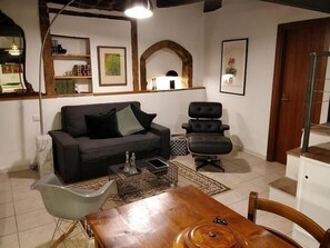 TV, fireplace - CASA MESSI IN VICOLO DELLA RIVOLTA 25 APT.5 (Pitigliano)