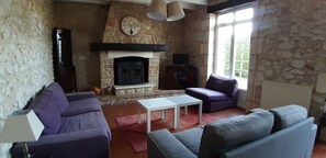 Télévision, livres, espaces bureaux