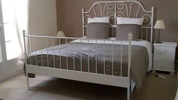 3 bedrooms, travel cot, free WiFi, bed sheets