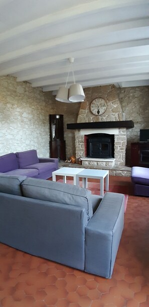 Een televisie, boeken en een kantoor