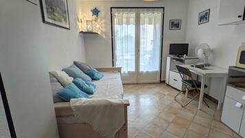 1 dormitori, escriptori i planxa i posts de planxar