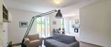 Télévision, livres, espaces bureaux