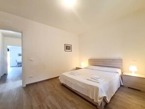 2 habitaciones, tabla de planchar con plancha y cuna de viaje 