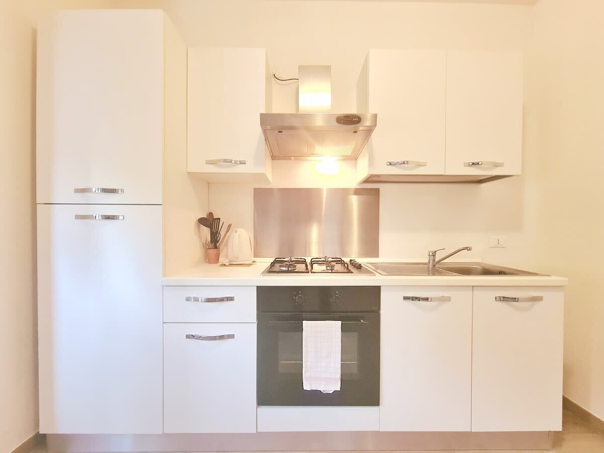 Kühlschrank, Ofen, Herdplatte, Wasserkocher