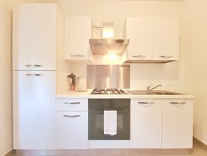 Jääkaappi, uuni, liesi, vedenkeitin