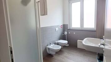 Doccia, asciugacapelli, asciugamani, sapone