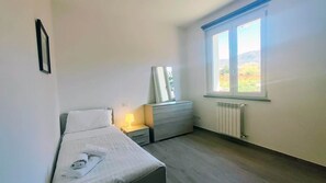2 quartos, ferros/tábuas de passar roupa, berço de viagem