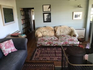 Una chimenea, libros, un reproductor estéreo