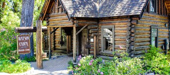 Second-level studio with mountain views - pool & covered balcony