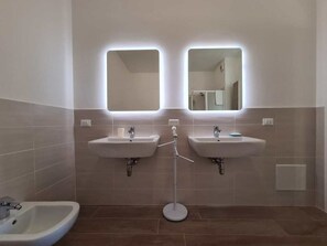 Douche, sĂšche-cheveux, serviettes fournies, savon