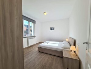 2 habitaciones, tabla de planchar con plancha y cuna de viaje 