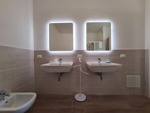 Shower, hair dryer, bidet, towels - Apartment O with private balcony (Levanto)