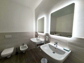 A modern bathroom with two sinks, a bidet, and a toilet. - Balcony Condo in Levanto Steps to Beach & Train Station - O (Levanto)