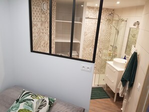 Dusche, Haartrockner, Handtücher, Seife