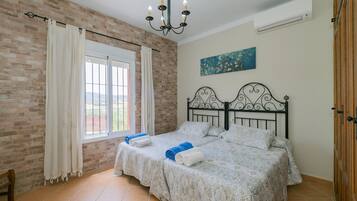 3 bedrooms, iron/ironing board, WiFi (free), bed sheets