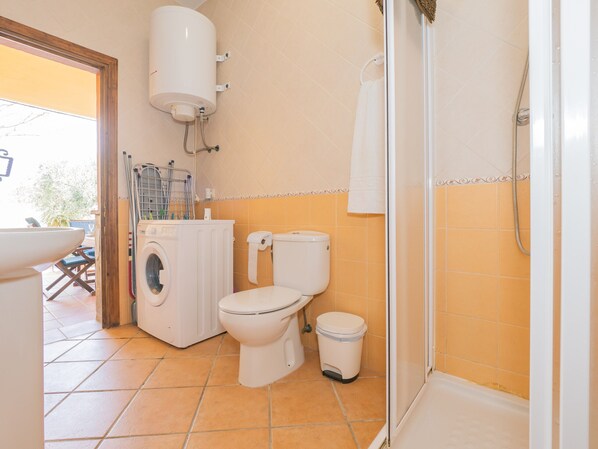Baignoire, sèche-cheveux, serviettes fournies