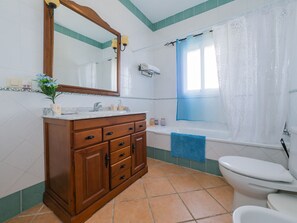 Baignoire, sĂšche-cheveux, serviettes fournies