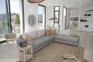 Smart TV, fireplace, stereo