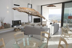 Een smart-tv, een open haard en een stereo